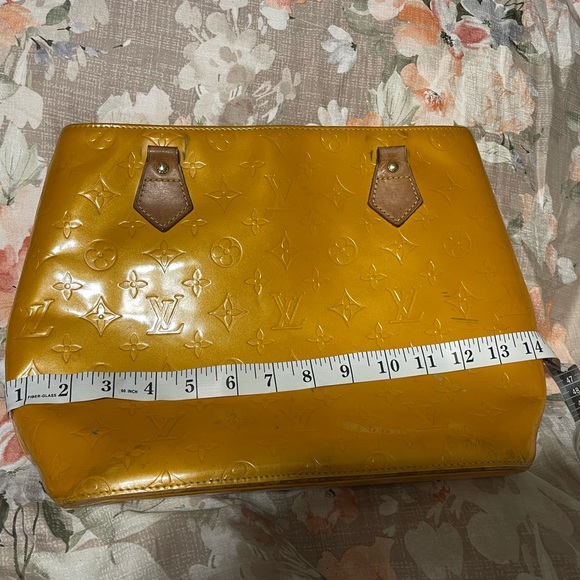 Louis Vuitton - Picture 2 of 12